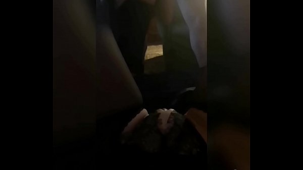 Karštas MJM. Vyras dulkina draugę žmonos akivaizdoje. Žmonos putytė sudrėksta, jos nešvarios fantazijos tiesiog aptemdo protą