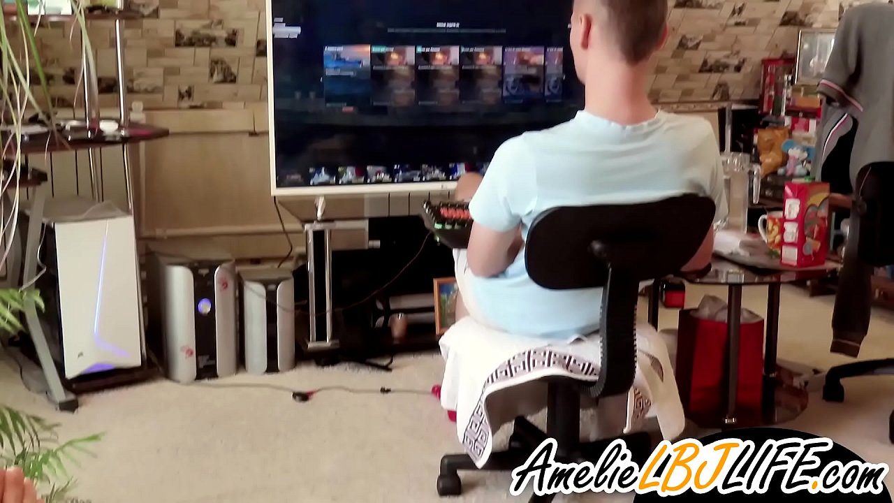 Mergina masturbuojasi su sekso žaisliuku, kad vaikinas galėtų žaisti kompiuterinius žaidimus