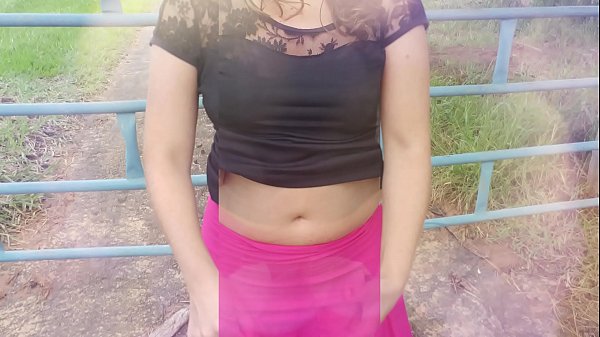 Žaidimas ūkyje, tikra namų žmona, kalė kalė ir jos raganaujantis vyras laukinėje gamtoje