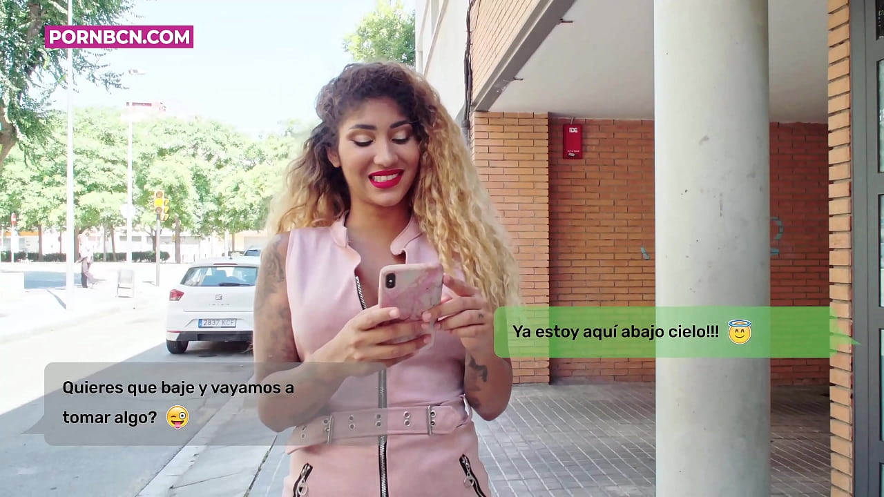 Neištikima žmona ruošiasi stipriai dulkinti savo jauną meilužį, kol jos vyras dirba. Lotynų amerikietė su papais ir dideliu užpakaliu. Venera Afroditė.