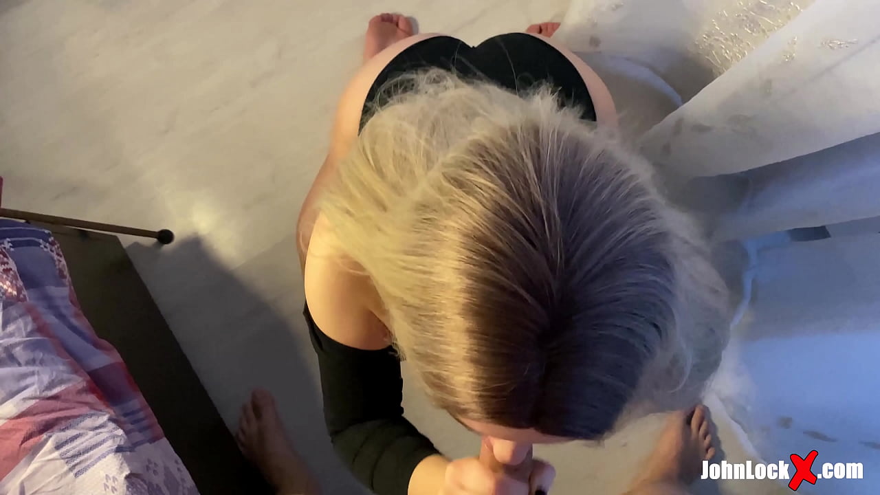 Raudonplaukė čiulpia penį ir dulkinasi, gaudama spermos ant savo užpakalio